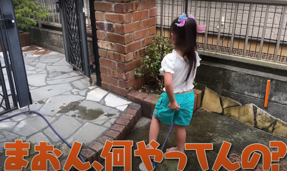 植木に水をあげる長女