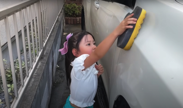 一生懸命に掃除する姿も