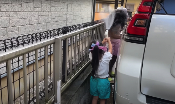 仕上げの水流しで暴走中の長女
