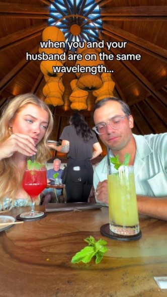 飲み物を飲む夫婦