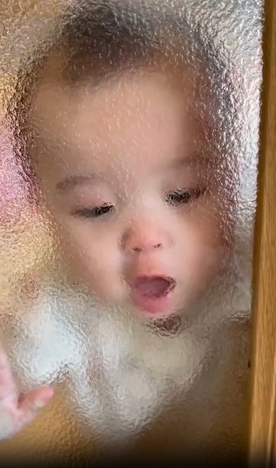 すりガラスと赤ちゃん