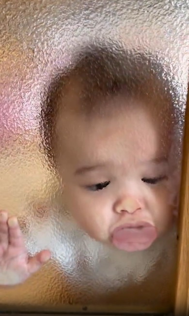 すりガラスと赤ちゃん