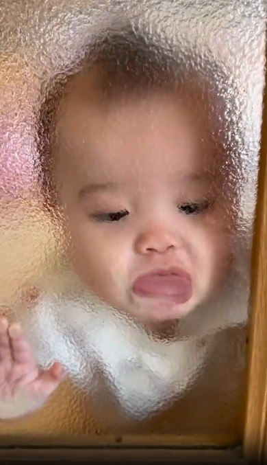 すりガラスと赤ちゃん