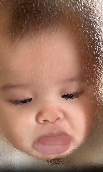 すりガラスと赤ちゃん