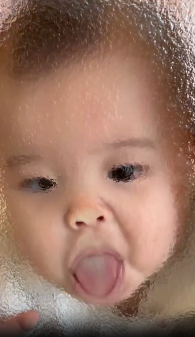 すりガラスと赤ちゃん