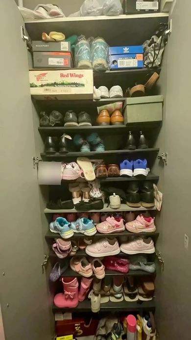 プロが片付け作業に入る前の靴箱