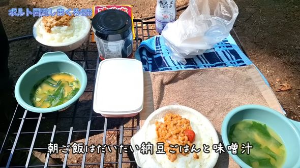 小屋をDIYで作っている夫婦の朝食