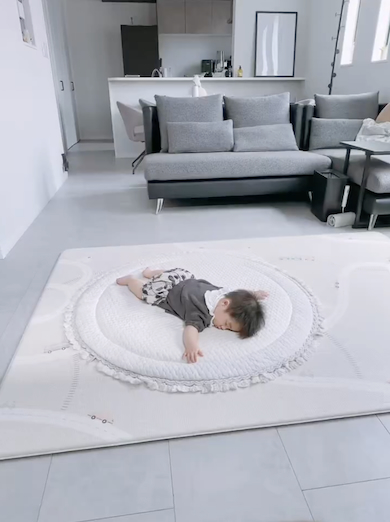 赤ちゃんを気遣うテディベアのコマ撮りアート