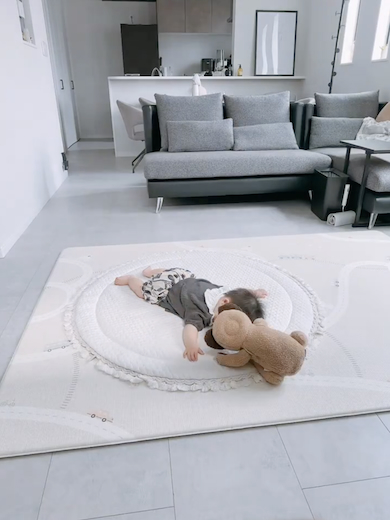 赤ちゃんを気遣うテディベアのコマ撮りアート