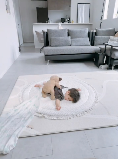 赤ちゃんを気遣うテディベアのコマ撮りアート