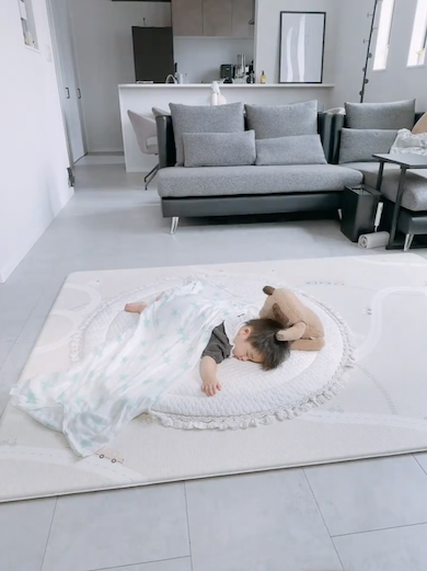 赤ちゃんを気遣うテディベアのコマ撮りアート