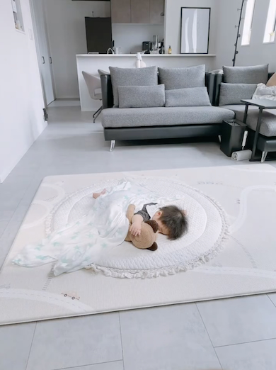 赤ちゃんを気遣うテディベアのコマ撮りアート