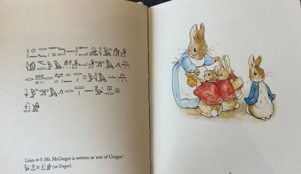 大英博物館のお土産ヒエログリフ版『ピーターラビットのおはなし』