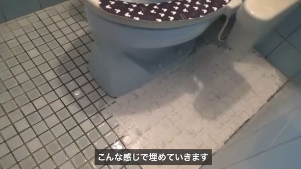 古民家のトイレをDIYでリフォームするためタイルの溝を埋めていく