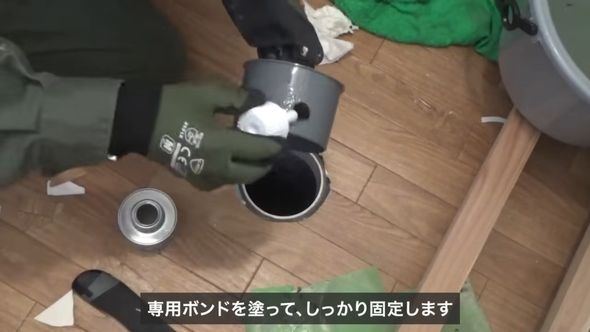古民家のトイレをDIYでリフォームするため排水穴にアダプタをセットする