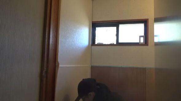 古民家のトイレをDIYでリフォームするため壁紙を貼る