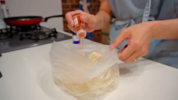 ライスペーパースナックを作るためプラスチック製の袋の中で調味料と交ぜる