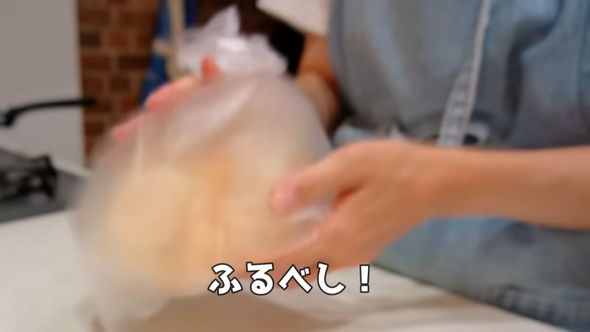 ライスペーパースナックを作るためプラスチック製の袋の中で振る