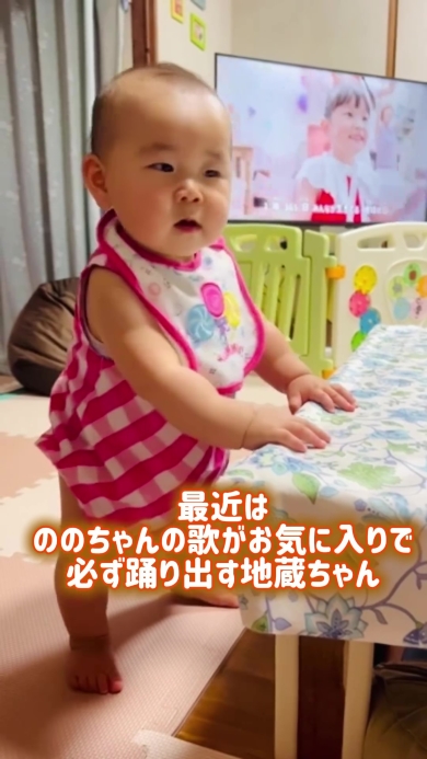 歌に合わせて踊る赤ちゃん