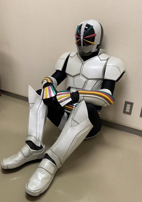 体育座りしたヒーローの正体は……？