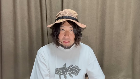 シーラカンスのTシャツを着た男性