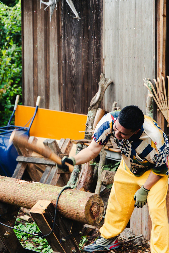 祈りの棍棒殴り 棍棒 杉 丸太 殴り折る 挑戦 4625発 クラウドファンディング 大棍棒展