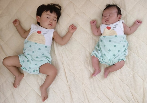 1歳違いの兄弟の寝姿