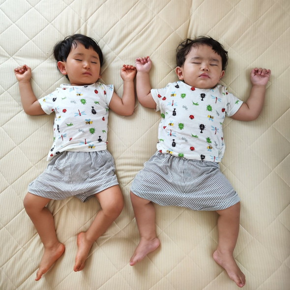 1歳違いの兄弟の寝姿