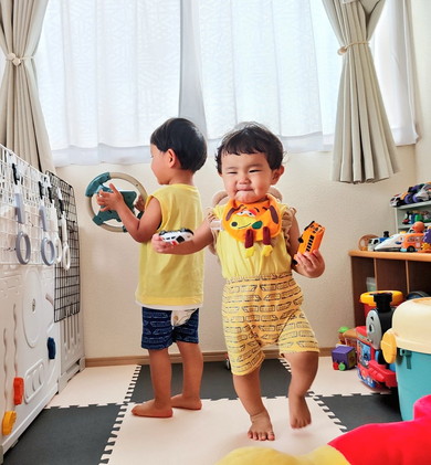 遊んでいる兄弟