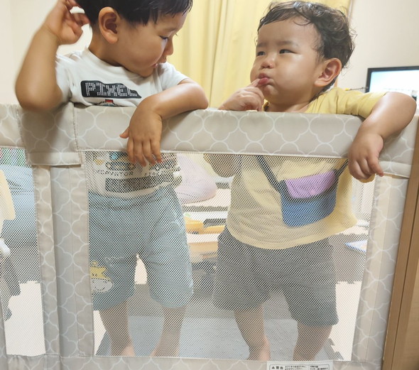 並んでいる兄弟