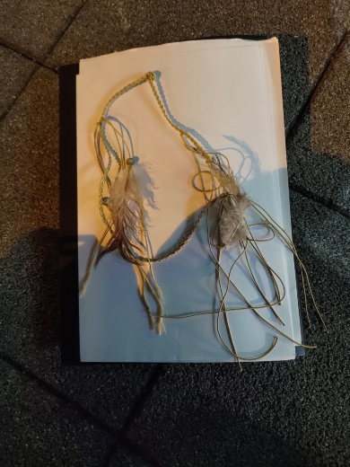 ロケ中に紛失した紐を発見した大食いタレントのアンジェラ佐藤