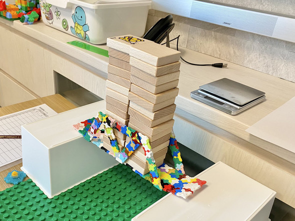 ブロック玩具で作った橋