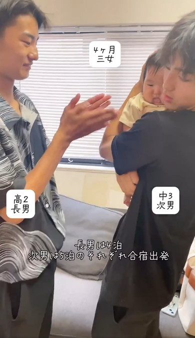 赤ちゃんとりあう兄たち