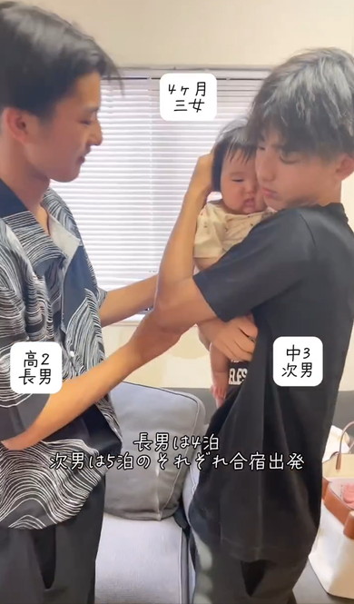 赤ちゃんとりあう兄たち
