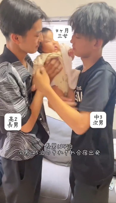 赤ちゃんとりあう兄たち