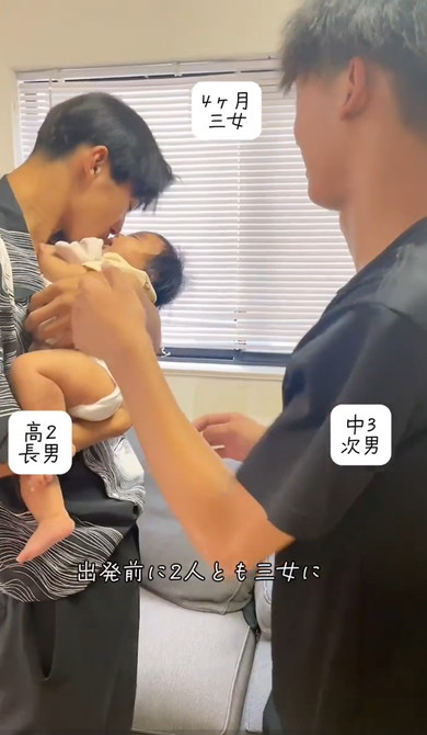 赤ちゃんとりあう兄たち