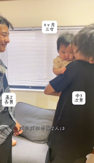 赤ちゃんとりあう兄たち