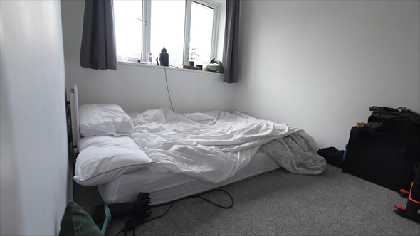 地味な部屋をゲーミングベッドルームに改装