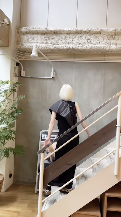 ホワイトヘア女性のハンサムショート