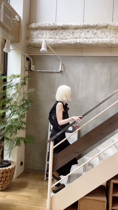 ホワイトヘア女性のハンサムショート