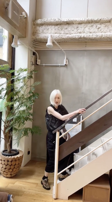 ホワイトヘア女性のハンサムショート