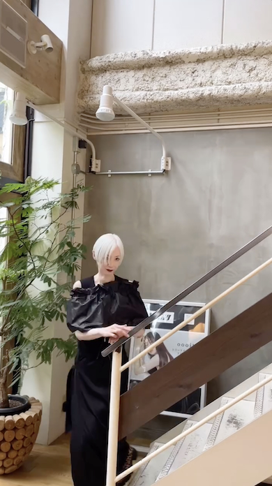 ホワイトヘア女性のハンサムショート