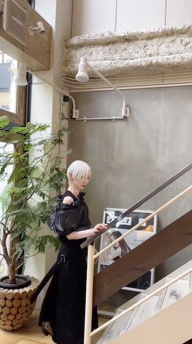 ホワイトヘア女性のハンサムショート