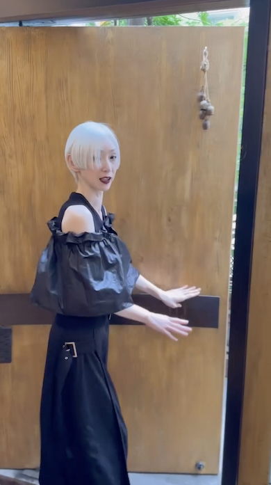 ホワイトヘア女性のハンサムショート