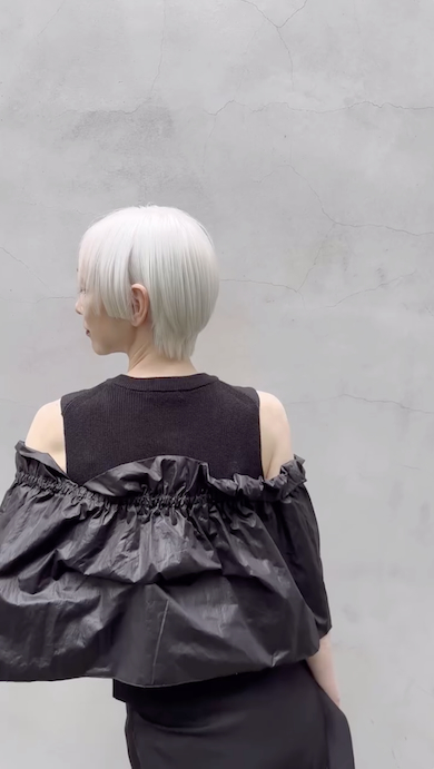 ホワイトヘア女性のハンサムショート