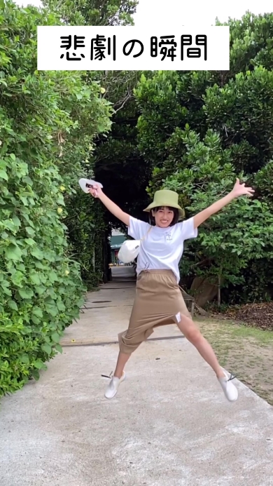 ジャンプする女性