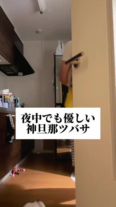 洗濯物をたたむ男性