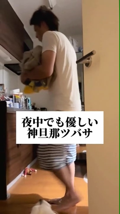 洗濯物をたたむ男性