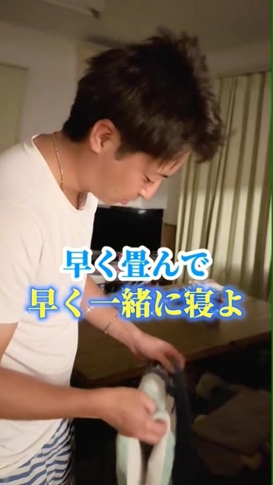 洗濯物をたたむ男性