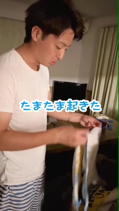 洗濯物をたたむ男性